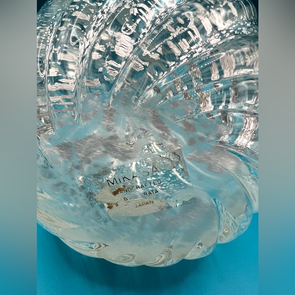 Mikasa by Kurata Handcrafted Swirl Crystal Glass White Bud Vase w/ Silver Flakes - Picture 10 of 13